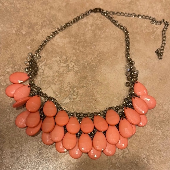 Jewelry - Coral Pink Teardrop Bead Bib Necklace Silver Chain EUC
